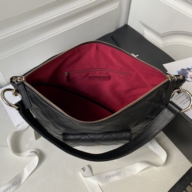Новая модель Chanel 23b Hobo AS4347 из телячьей кожи отличается б