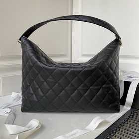 Новая модель Chanel 23b Hobo AS4339 из телячьей кожи отличается б