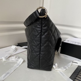 Новая модель Chanel 23b Hobo AS4339 из телячьей кожи отличается б