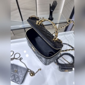 Новая весенняя коллекция Chanel 22s. Сумка-коробка с ручкой виде 