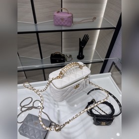 Новая весенняя коллекция Chanel 22s. Сумка-коробка с ручкой виде 