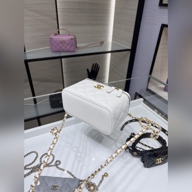 Новая весенняя коллекция Chanel 22s. Сумка-коробка с ручкой виде 