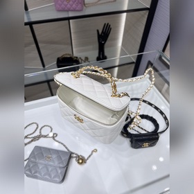 Новая весенняя коллекция Chanel 22s. Сумка-коробка с ручкой виде 