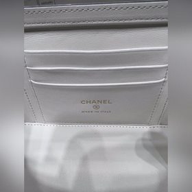 Новая весенняя коллекция Chanel 22s. Сумка-коробка с ручкой виде 