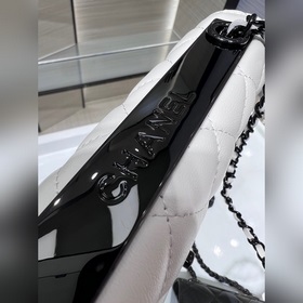 Новая модель Chanel 22B в цвете «панда» с цепочкой, из кожи ягнен