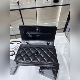 Новая модель Chanel 22B в цвете «панда» с цепочкой, из кожи ягнен