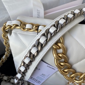 Сумка Chanel 1161 среднего размера сочетает в себе все классическ