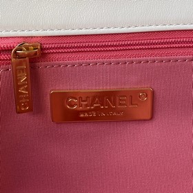 Сумка Chanel 1161 среднего размера сочетает в себе все классическ