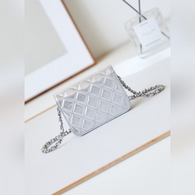Новая модель мини-сумки Chanel Сегодня снова вышла развлечься. П