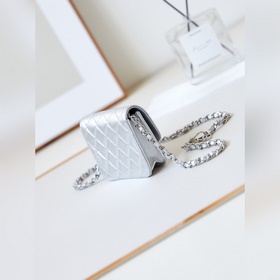 Новая модель мини-сумки Chanel Сегодня снова вышла развлечься. П