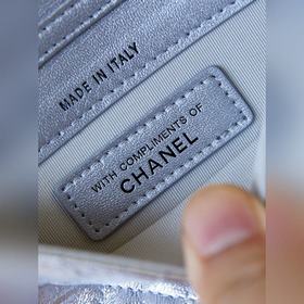 Новая модель мини-сумки Chanel Сегодня снова вышла развлечься. П