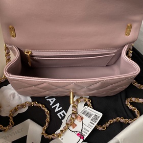 Весенняя коллекция Chanel 24. Мини-сумочка с жемчужной цепочкой A