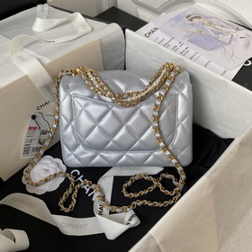 Весенняя коллекция Chanel 24. Мини-сумочка с жемчужной цепочкой A