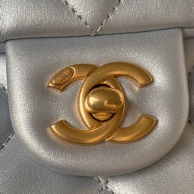 Весенняя коллекция Chanel 24. Мини-сумочка с жемчужной цепочкой A