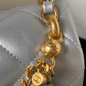 Весенняя коллекция Chanel 24. Мини-сумочка с жемчужной цепочкой A