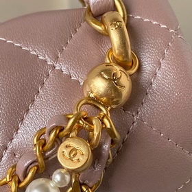 Весенняя и летняя коллекция Chanel 24. Мини-сумочка с жемчужной ц