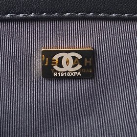 Ранневесенняя коллекция Chanel 24C AS4611 с большим логотипом в с