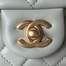 Светло-голубая серия Chanel 23s с регулируемой застежкой виде кам