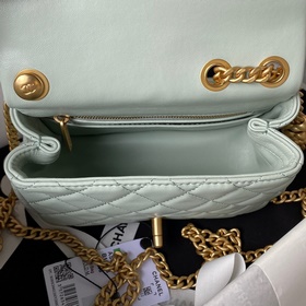 Светло-голубая серия Chanel 23s с регулируемой застежкой виде кам
