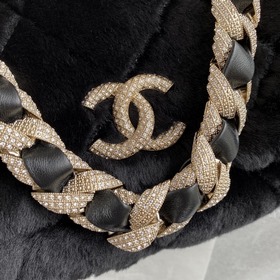 Chanel осенне-зимний меховой чемодан AS2240 Fur bag с крышкой, св