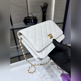 Новая модель Woc от Chanel. После того, как я надела ее, она мне 