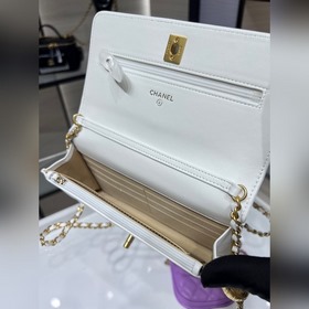 Новая модель Woc от Chanel. После того, как я надела ее, она мне 