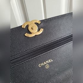 Новая модель Chanel из 22-каратного золота с мелкой текстурой кож