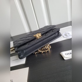 Новая модель Chanel из 22-каратного золота с мелкой текстурой кож