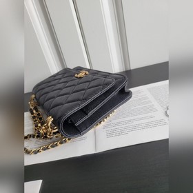 Новая модель Chanel из 22-каратного золота с мелкой текстурой кож