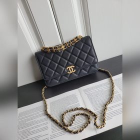 Новая модель Chanel из 22-каратного золота с мелкой текстурой кож