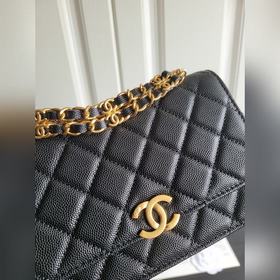 Новая модель Chanel из 22-каратного золота с мелкой текстурой кож