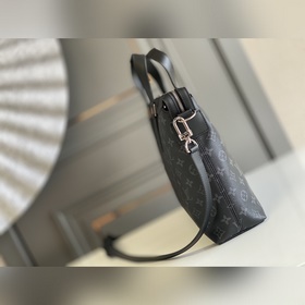LV M40566 Эта современная сумка для документов, созданная для при