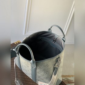 LV M22537 Сумка Week-End Tote из ткани Monogram Washed Denim, пол
