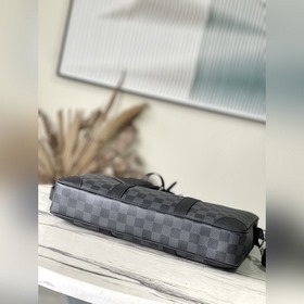 LV N40445 Эта небольшая сумка Voyage из ткани Monogram Ecli se им