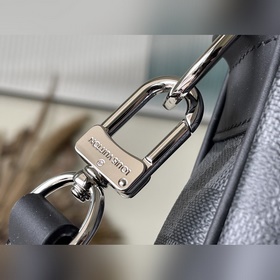 LV N40445 Эта небольшая сумка Voyage из ткани Monogram Ecli se им