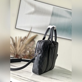 LV M46457 Черный цветок. Этот небольшой портфель Voyage имеет лак