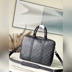 LV M46457 Черный цветок. Этот небольшой портфель Voyage имеет лак