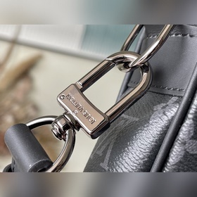 LV M46457 Черный цветок. Этот небольшой портфель Voyage имеет лак