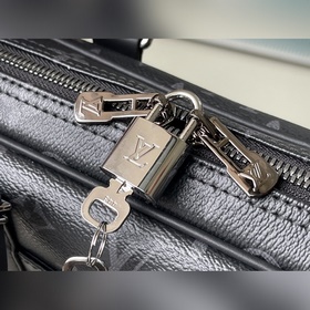 LV M46457 Черный цветок. Этот небольшой портфель Voyage имеет лак