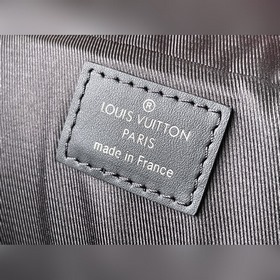 LV M46457 Черный цветок. Этот небольшой портфель Voyage имеет лак