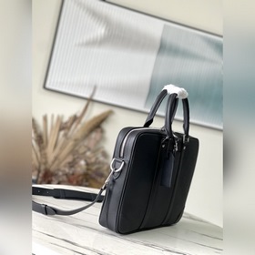 LV M30925 Крестообразный узор. Этот небольшой портфель Voyage изг
