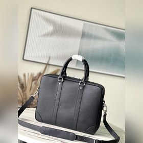 LV M30925 Крестообразный узор. Этот небольшой портфель Voyage изг