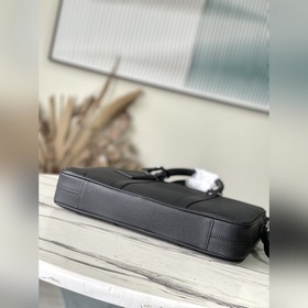 LV M30925 Крестообразный узор. Этот небольшой портфель Voyage изг