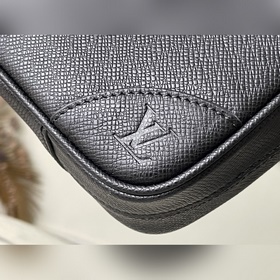 LV M30925 Крестообразный узор. Этот небольшой портфель Voyage изг