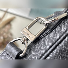LV M30925 Крестообразный узор. Этот небольшой портфель Voyage изг