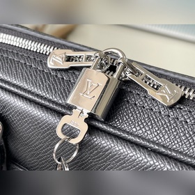 LV M30925 Крестообразный узор. Этот небольшой портфель Voyage изг