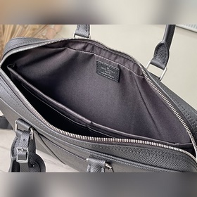 LV M30925 Крестообразный узор. Этот небольшой портфель Voyage изг