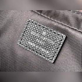 LV M30925 Крестообразный узор. Этот небольшой портфель Voyage изг