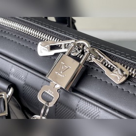 LV N40444 Прессованный узор. Этот небольшой портфель Voyage из ко