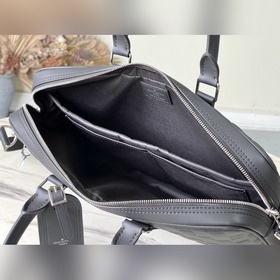 LV N40444 Прессованный узор. Этот небольшой портфель Voyage из ко